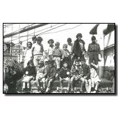 Grupo de niños en la cubierta del barco Habana, 1937. FUE, Madrid.