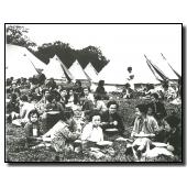 Niños comiendo en el campamento de refugiados de North Stoneham, Gran Bretaña, 1937. Agencia EFE, Madrid.