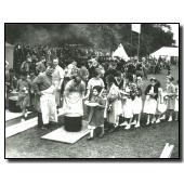 Campamento en North Stoneham. Niños en fila para comer, Gran Bretaña, 1937. CEGES-SOMA, Bruselas.